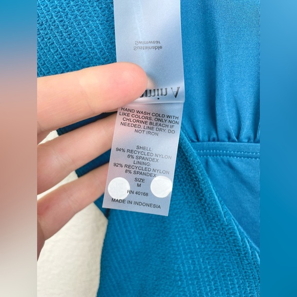 Vitamin A Women's Medium Scoop Neck One Piece Swimsuit Textured Blue Beach Swim - Picture 12 of 16